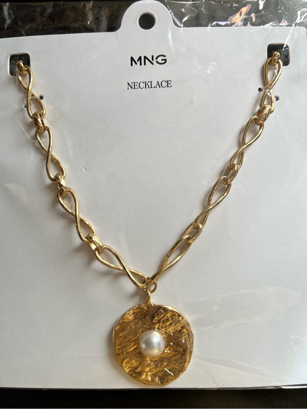 Mango Pearl detail pendant necklace with hammered Gold tone pendant faux pearl.